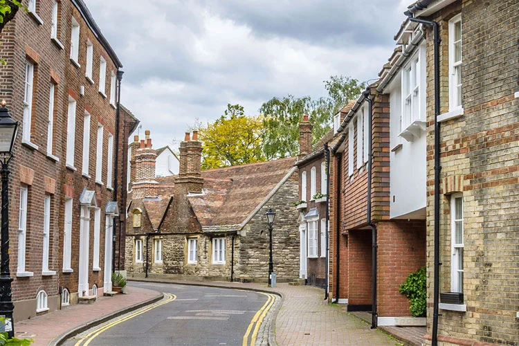 Choosing a qualified Surveyor Surbiton with expert tips for property